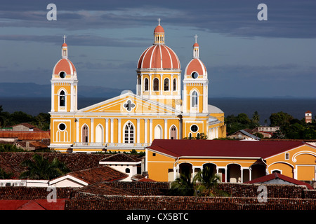 Ansicht der Kathedrale von Granada mit Nicaragua-See im Hintergrund. Nicaragua in Mittelamerika Stockfoto