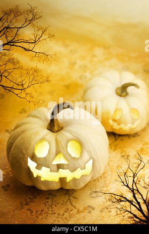 Jack O Lanterns mit herbstlichen Bäume Stockfoto