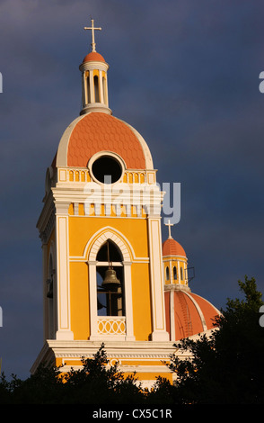 Bell Tower von Granada Kathedrale (Kathedrale der Menschwerdung) an Unabhängigkeit Plaza, Nicaragua, Mittelamerika Stockfoto