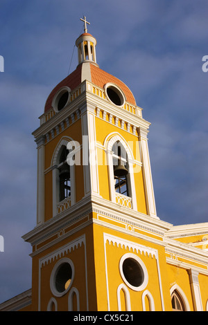 Bell Tower von Granada Kathedrale (Kathedrale der Menschwerdung) an Unabhängigkeit Plaza, Nicaragua, Mittelamerika Stockfoto