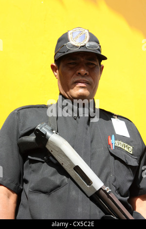 Security Guard bewaffnet mit Pumpe Tätigkeit Schrotflinte Wachen Store in Grenada Nicaragua Zentralamerika Stockfoto