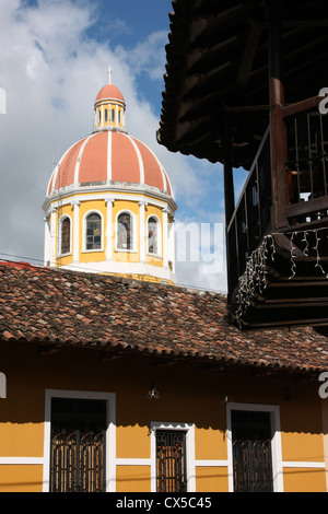 Kuppel der Kathedrale von Granada (Kathedrale der Menschwerdung) hinter dekorierten Häusern, Grenada, Nicaragua, Mittelamerika Stockfoto