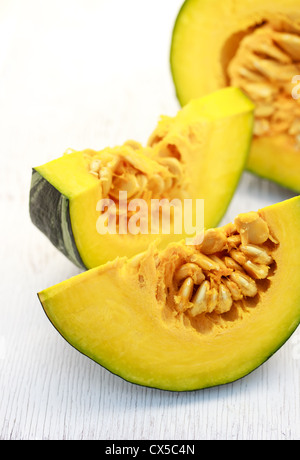 Kabocha Kürbis auf weißen Holzbrett Stockfoto