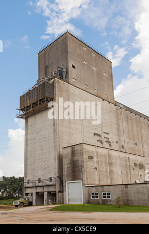 Grain Elevator zum Trocknen Reis in ländlichen South Louisiana Stockfoto