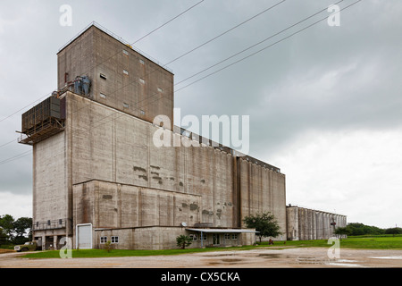 Ländliche Reis Kornlift, Lagersilos und Aufzug in Lacassine Louisiana Stockfoto