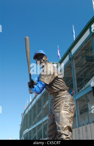 Ernie Banks Bronze Skulptur außerhalb Wrigley Field Stadion in Chicago, Illinois Stockfoto