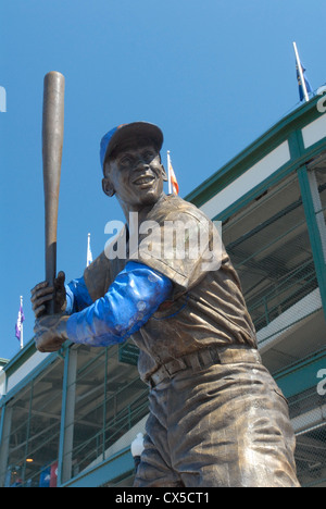 Ernie Banks Bronze Skulptur außerhalb Wrigley Field Stadion in Chicago, Illinois Stockfoto