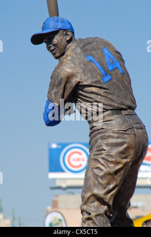 Ernie Banks Bronze Skulptur außerhalb Wrigley Field Stadion in Chicago, Illinois Stockfoto