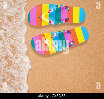 Bunte Flipflop paar am Strand Stockfoto