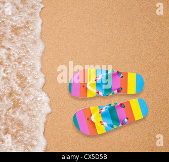 Bunte Flipflop paar am Strand Stockfoto