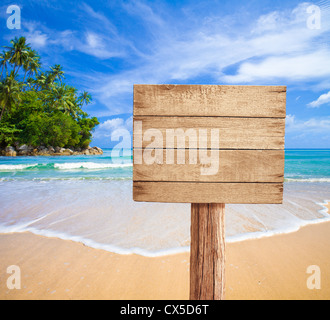 hölzerne Schild am tropischen Strand Stockfoto