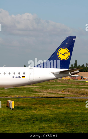 Heck der Lufthansa Embraer ERJ-190-Flugzeugs Stockfoto