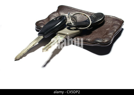 eine Reihe von Autoschlüsseln isoliert auf weiss Stockfoto