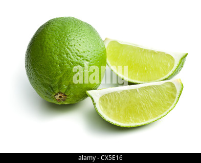 in Scheiben geschnitten Kalk auf weißem Hintergrund Stockfoto