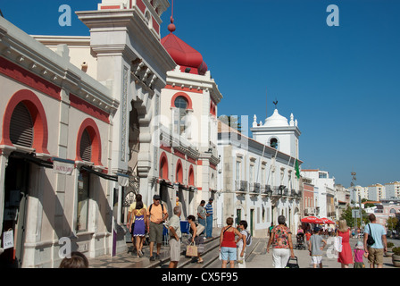 ALGARVE, PORTUGAL. Ein Blick entlang Praca de Republica in Loulé, mit der reich verzierten Stadtmarkt Gebäude auf der linken Seite. 2012. Stockfoto
