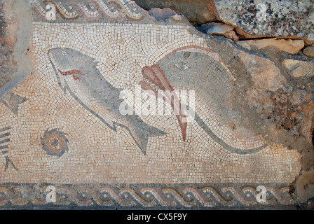 ALGARVE, PORTUGAL. Ein Fisch-Mosaik in den Ruinen einer römischen Villa von 1. Jahrhundert an Milreu in der Nähe von Faro. 2012. Stockfoto