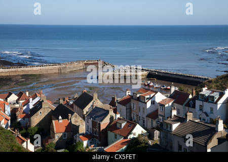 Die kleinen Fischen Dorf Staithes und den Hafen bei Ebbe North Yorkshire UK Stockfoto