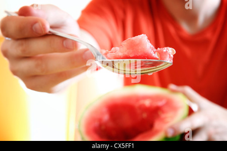Mann isst ein Stück Wassermelone. Stockfoto