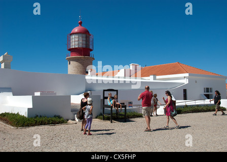 ALGARVE, PORTUGAL. Touristen auf dem Leuchtturm am Cabo de Sao Vicente bei Sagres an der Atlantikküste. 2012. Stockfoto