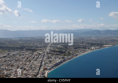 Ansicht von Loutraki vom Kloster des Propheten Elias, Loutraki, Corinthia, Griechenland Stockfoto