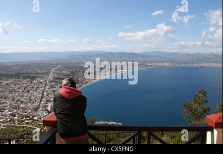 Ansicht von Loutraki vom Kloster des Propheten Elias, Loutraki, Corinthia, Griechenland Stockfoto