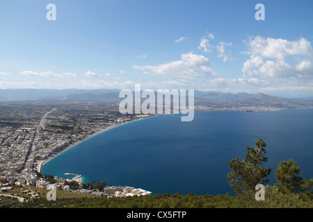 Ansicht von Loutraki vom Kloster des Propheten Elias, Loutraki, Corinthia, Griechenland Stockfoto