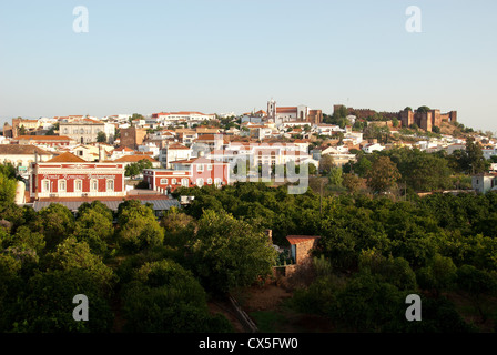 ALGARVE, PORTUGAL. Einen morgendlichen Blick auf Silves, mit Dom und Burg dominiert die Skyline. 2012. Stockfoto