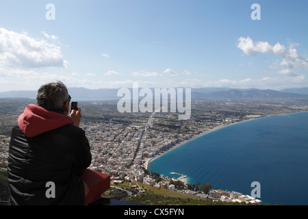 Ansicht von Loutraki vom Kloster des Propheten Elias, Loutraki, Corinthia, Griechenland Stockfoto