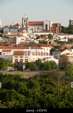 ALGARVE, PORTUGAL. Einen morgendlichen Blick auf Silves, mit Dom und Burg dominiert die Skyline. 2012. Stockfoto