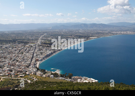 Ansicht von Loutraki vom Kloster des Propheten Elias, Loutraki, Corinthia, Griechenland Stockfoto