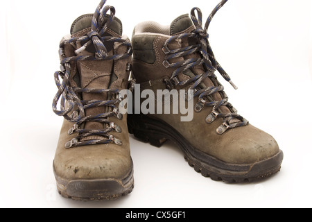 Paar aus robustem verwendet Wanderschuhe auf weißem Hintergrund Stockfoto