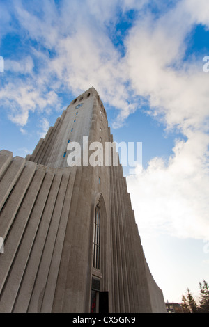 Die Hallgrímskirkja ist eine lutherische Kirche in Reykjavík, die größte Kirche in Island. Stockfoto