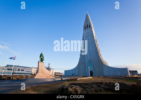 Die Hallgrímskirkja ist eine lutherische Kirche in Reykjavík, die größte Kirche in Island. Stockfoto