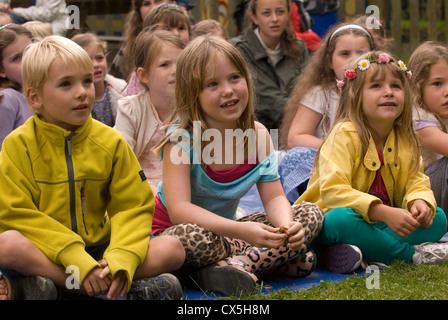 Jugendliche, die von einem Clown in einem Kinder-outdoor-Spaß unterhalten werden Tag, Liphook, Hampshire, UK. Stockfoto