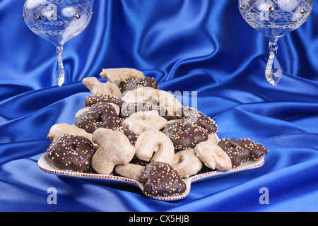 Blaue Weihnachten Zusammensetzung: Lebkuchen Weihnachtsgebäck auf einen Weihnachtsbaum geformte Platte serviert. Stockfoto