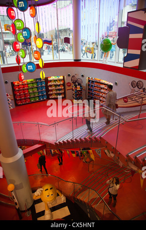 M & M Welt am Leicester Square am Schweizer Gerichtsgebäude - London-UK Stockfoto