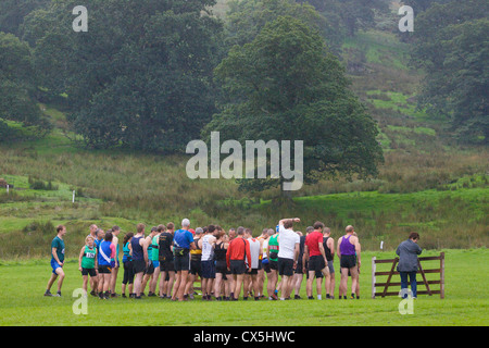 Fiel der Läufer an der Startlinie Patterdale Tag des Hundes in der Nähe von Patterdale, The Lake District, Cumbria, England, UK Stockfoto