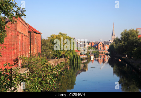 Ein Blick auf den Fluss Wensum aus Novi-Sad-Freundschaftsbrücke in Norwich, Norfolk, England, Vereinigtes Königreich. Stockfoto