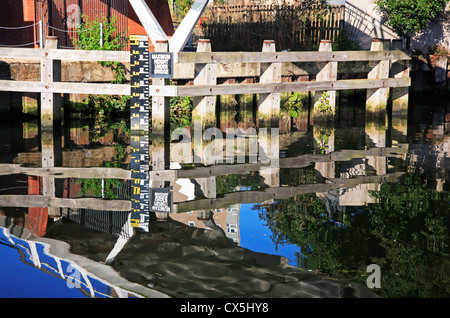 Fluss Wensum Füllstandsanzeige und Reflexionen von Novi Sad-Freundschaftsbrücke in Norwich, Norfolk, England, Vereinigtes Königreich. Stockfoto