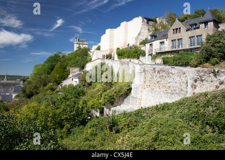 Die Festungsmauern und Château in Chinon in der Vallée De La Vienne in der Loire-Region in Frankreich Stockfoto