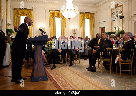 US-Präsident Barack Obama und Gäste auf Wintley Phipps während Ostern Gebetsfrühstück im East Room des weißen Hauses 19. April 2011 in Washington, DC zu hören. Stockfoto