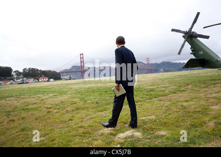 US-Präsident Barack Obama befasst sich mit der Golden Gate Bridge nach der Ankunft 20. April 2011 auf dem Presidio in San Francisco an Bord Marine One. Stockfoto