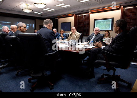 US-Präsident Barack Obama trifft sich mit seinem Team die nationale Sicherheit zu Afghanistan und Pakistan 25. April 2011 in den Situation Room des weißen Hauses. Im Uhrzeigersinn vom Präsidenten abgebildet sind: National Security Advisor Tom Donilon; Justizminister Eric Holder; Direktor der nationalen Intelligenz James Clapper; John Brennan, Assistent des Präsidenten für innere Sicherheit und Bekämpfung des Terrorismus; Neal Wolin, Deputy Secretary Of The Treasury; Chef des Stabes Bill Daley; Susan Rice, US ständiger Vertreter bei den Vereinten Nationen; Admiral Michael Mullen, Vorsitzender der Joint Chiefs Of Staff; Verteidigung-Se Stockfoto