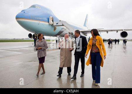 US-Präsident Barack Obama und First Lady Michelle Obama Marian Robinson mit Chicago Bürgermeister Richard Daley von Air Force One, Marine One am O' Hare International Airport 27. April 2011 in Chicago, Illinois zu gehen. Stockfoto