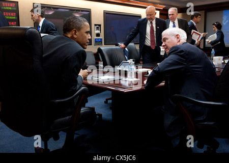 US-Präsident Barack Obama spricht mit Verteidigungsminister Robert Gates nach einem Treffen auf Libyen 28. April 2011 in den Situation Room des weißen Hauses. Stockfoto