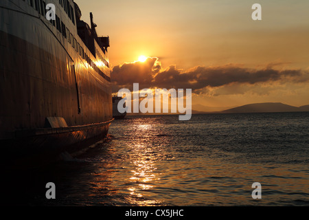 Kreuzfahrt-Schiff und Meer bei Sonnenuntergang Stockfoto