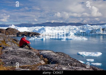 Touristen auf der Suche bei Kangia Icefjord, Disko-Bucht, UNESCO-Weltkulturerbe, West-Grönland, Grönland Stockfoto