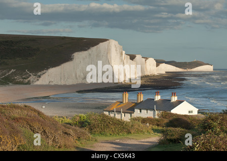 Coast Guard Cottages und sieben Schwestern Klippen, East Sussex, England. Stockfoto