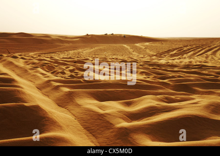 Panoramablick über Jeeps auf den Dünen der Sahara Wüste Stockfoto