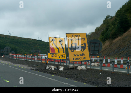 Autobahn-Baustellen mit kostenlose Rücknahme erwarten Rettung Zeichen Zeichen UK Stockfoto